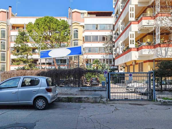 locale commerciale in vendita a Bari in zona Picone