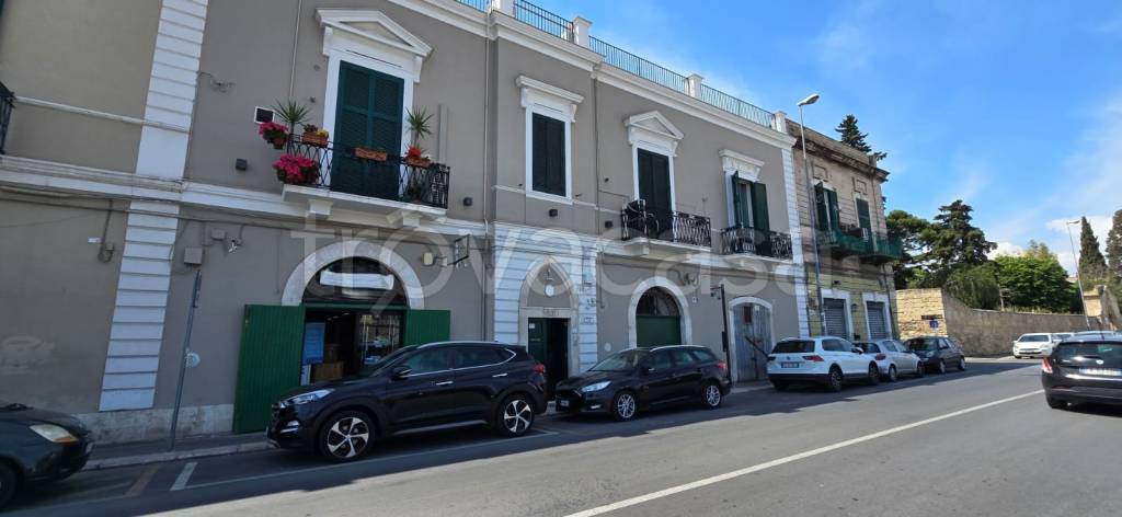 negozio in vendita a Bari in zona Picone