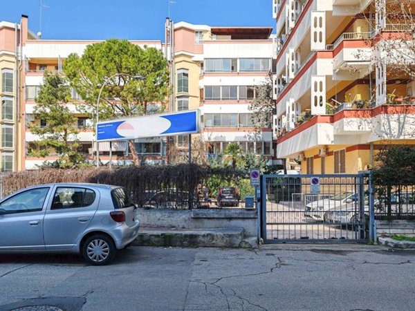 negozio in vendita a Bari in zona Picone