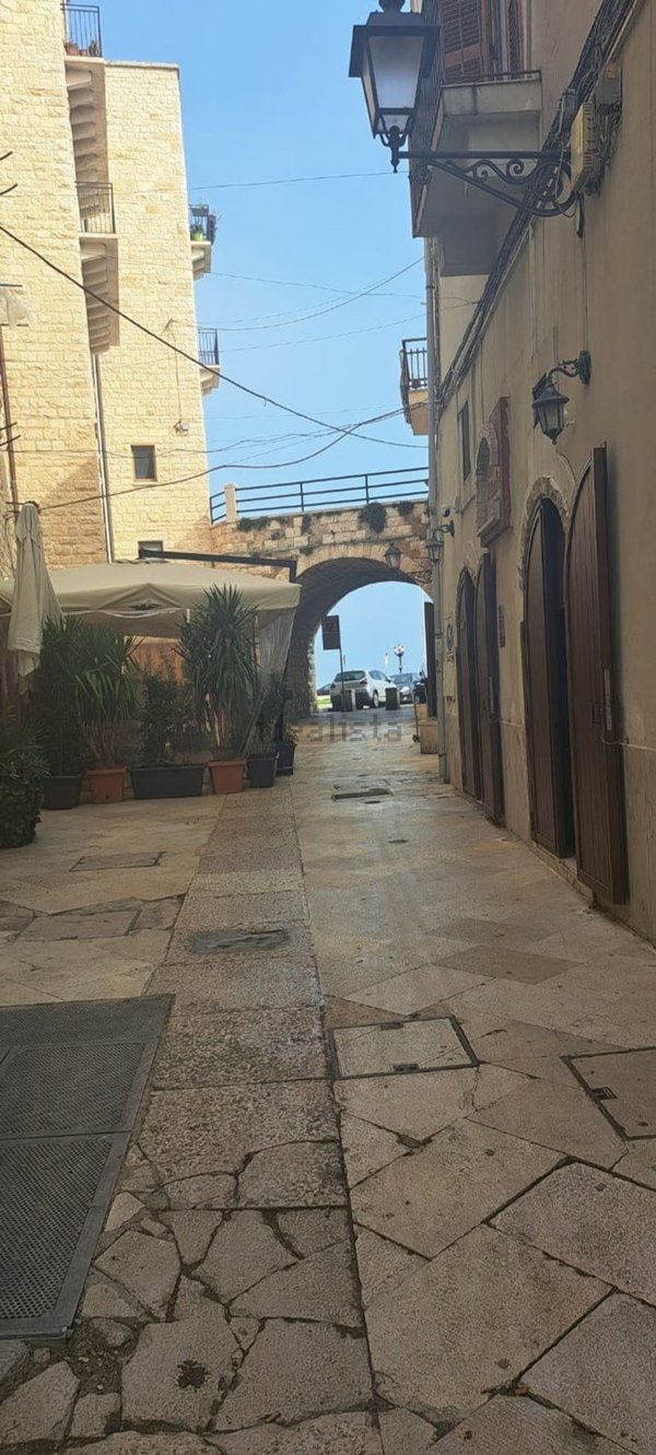 locale commerciale in vendita a Bari in zona Città Vecchia