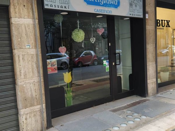 negozio in vendita a Bari in zona Murat