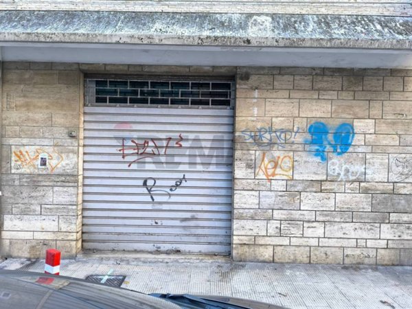 negozio in vendita a Bari in zona Carrassi
