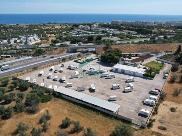 locale commerciale in vendita a Bari in zona Japigia