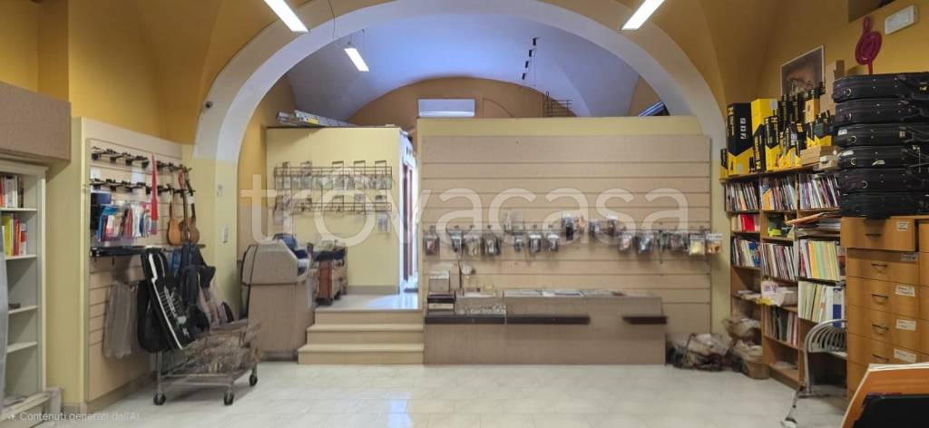 negozio in vendita a Bari in zona Picone