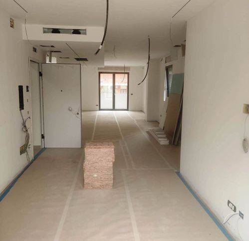 negozio in vendita a Bari in zona Picone