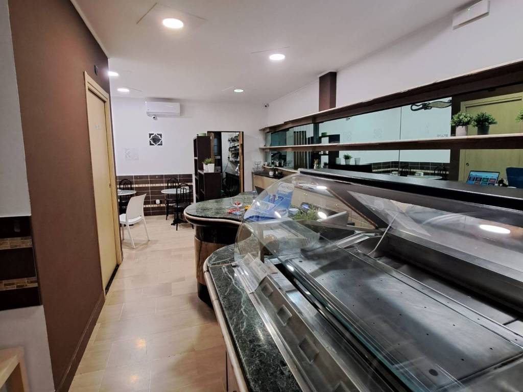 negozio in vendita a Bari in zona Loseto