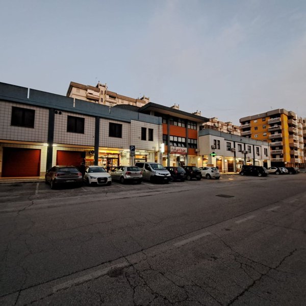 locale commerciale in vendita a Bari in zona Loseto