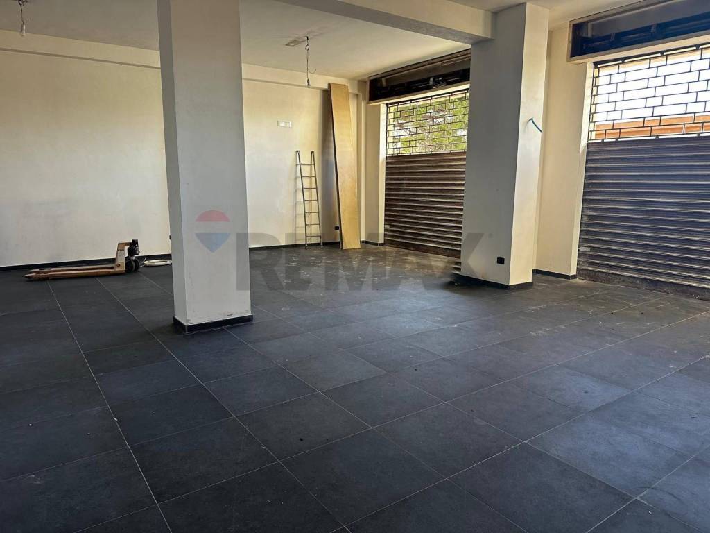 negozio in vendita a Bari in zona Picone