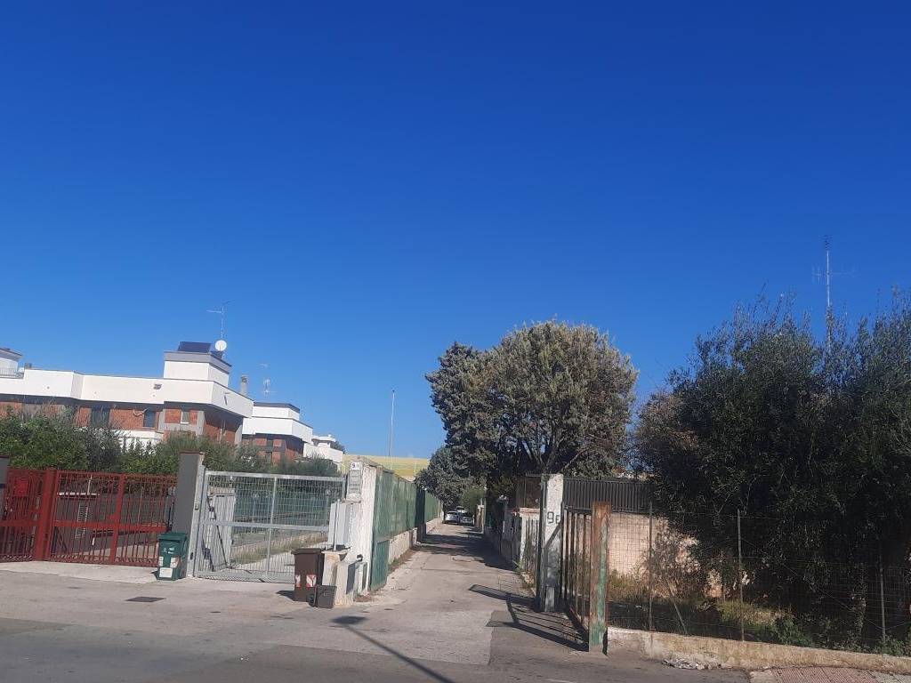 locale commerciale in vendita a Bari in zona Palese/Macchie