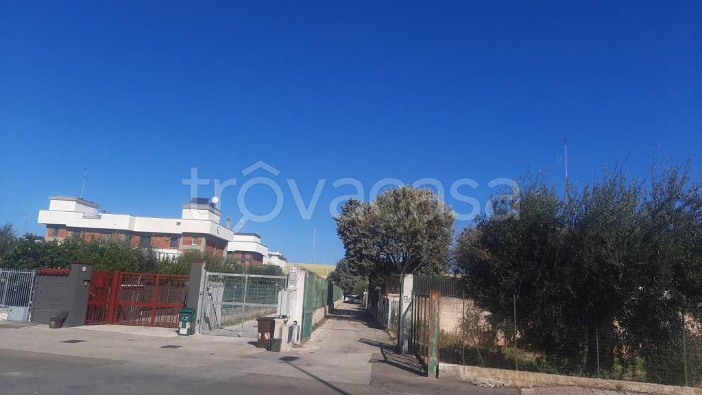 locale commerciale in vendita a Bari in zona Palese/Macchie