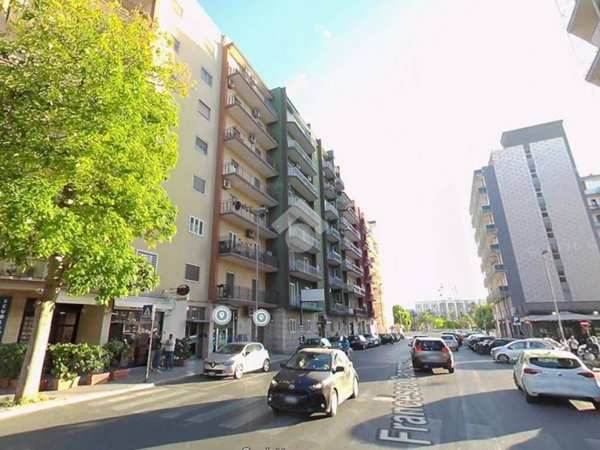 negozio in vendita a Bari in zona Picone