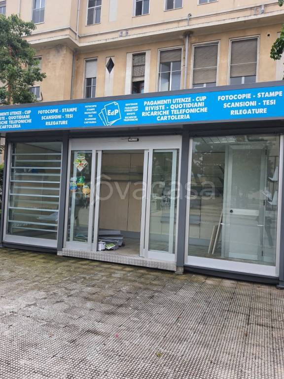 negozio in vendita a Bari in zona Picone