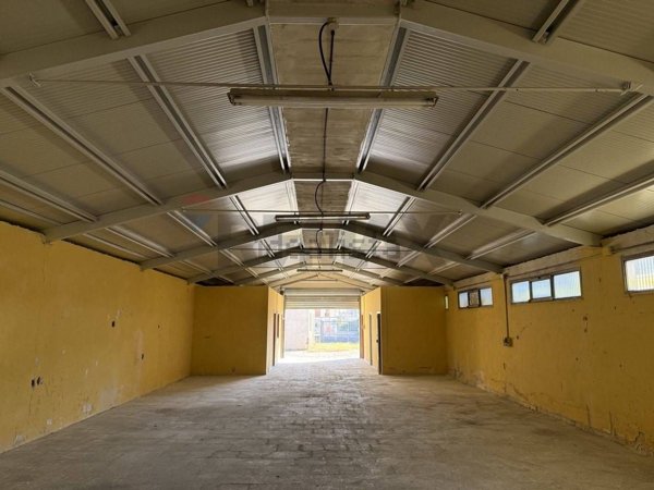 capannone in vendita a Bari in zona Carbonara