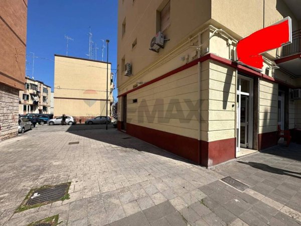 negozio in vendita a Bari in zona Picone