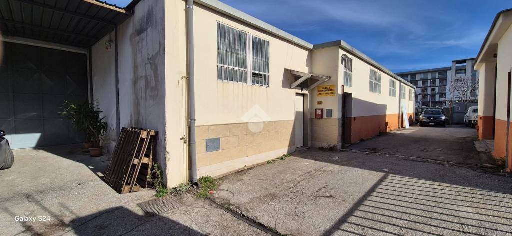 locale commerciale in vendita a Bari in zona Mungivacca