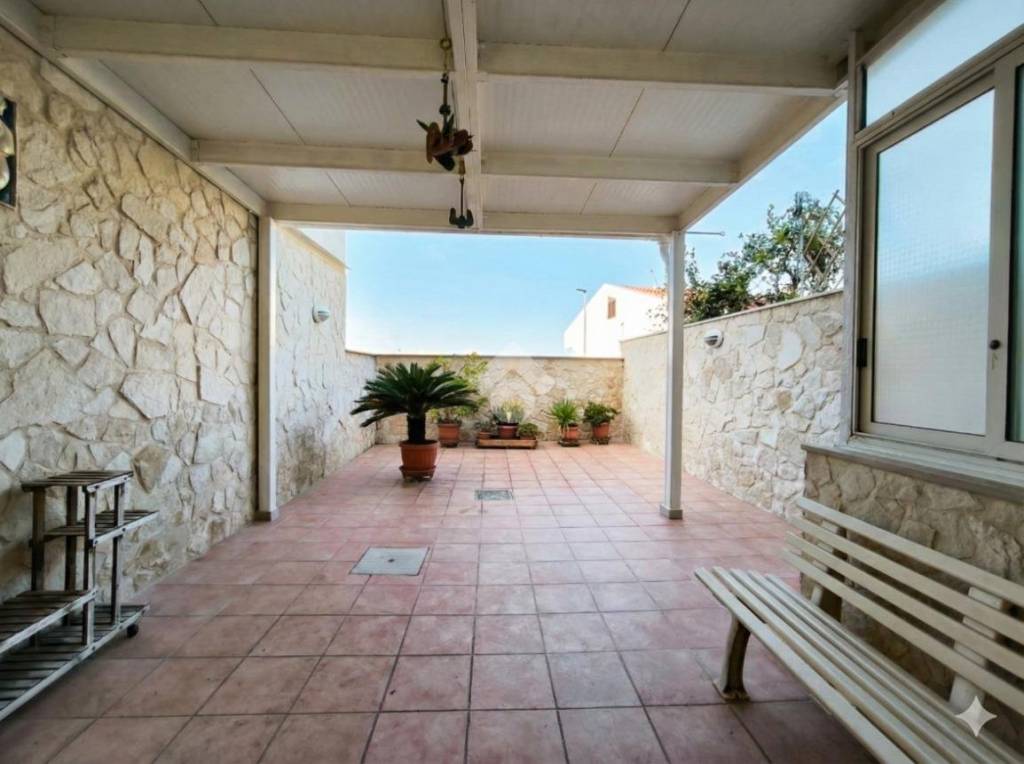 casa indipendente in vendita a Bari in zona Torre a Mare