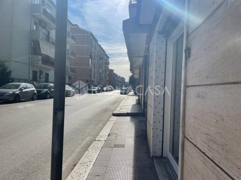 locale commerciale in vendita a Bari in zona Poggiofranco