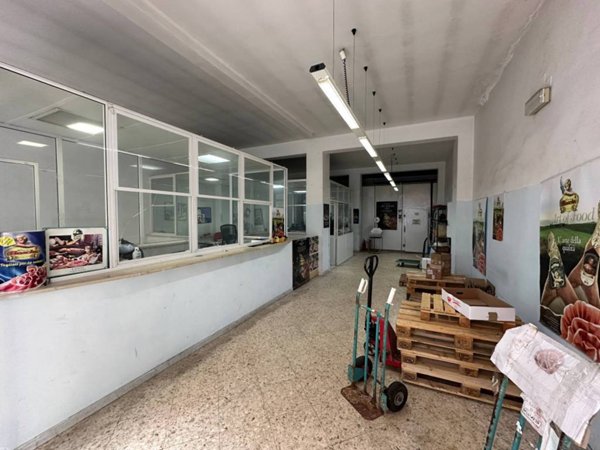 locale commerciale in vendita a Bari in zona Carrassi