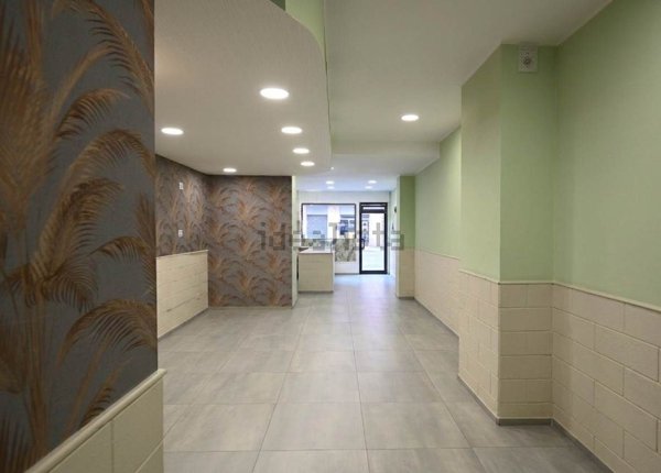 locale commerciale in vendita a Bari in zona Poggiofranco