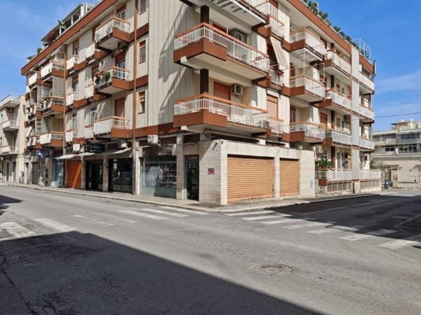 negozio in vendita a Bari in zona Palese/Macchie