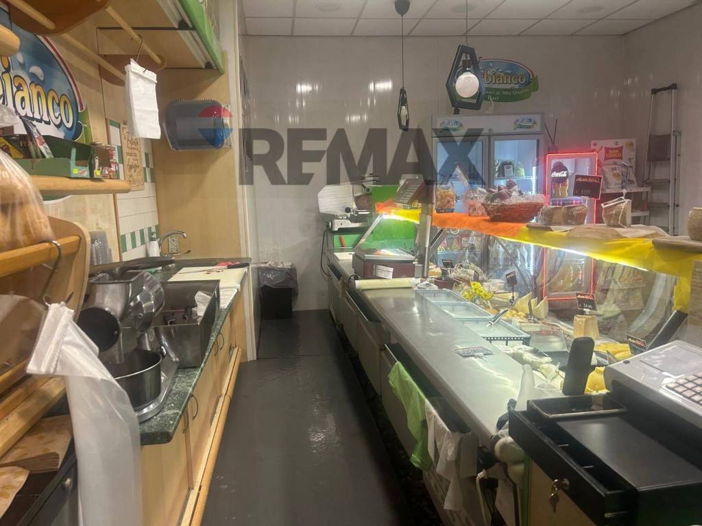 negozio in vendita a Bari in zona Poggiofranco
