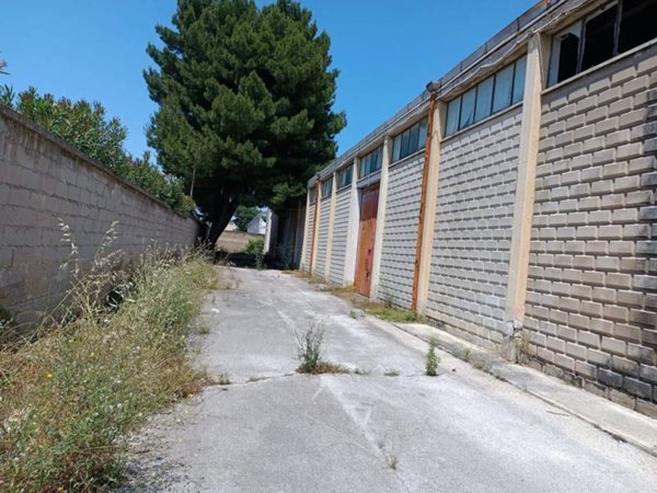 locale commerciale in vendita a Bari in zona San Paolo