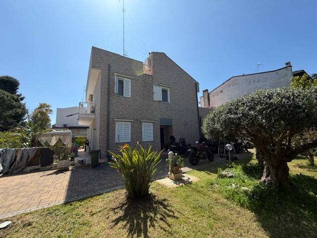 casa indipendente in vendita a Bari in zona Torre a Mare