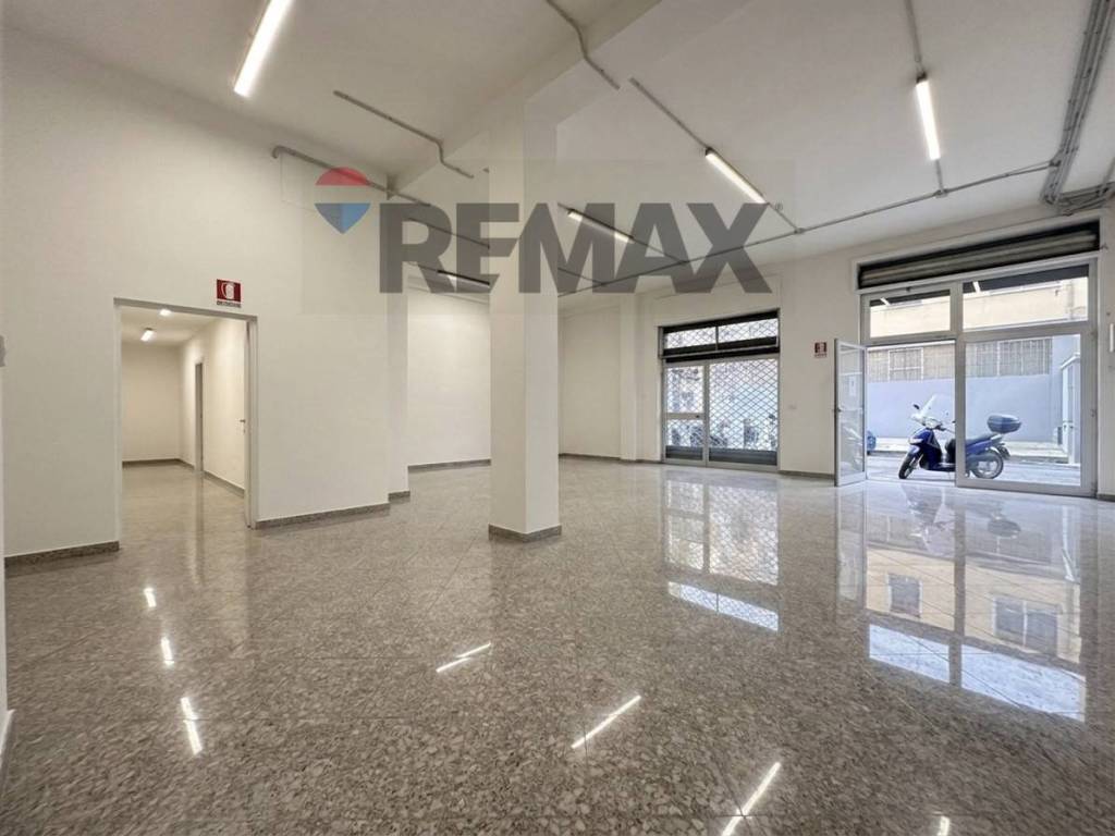 locale commerciale in vendita a Bari in zona Picone