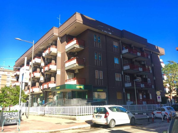 ufficio in vendita a Bari in zona Picone