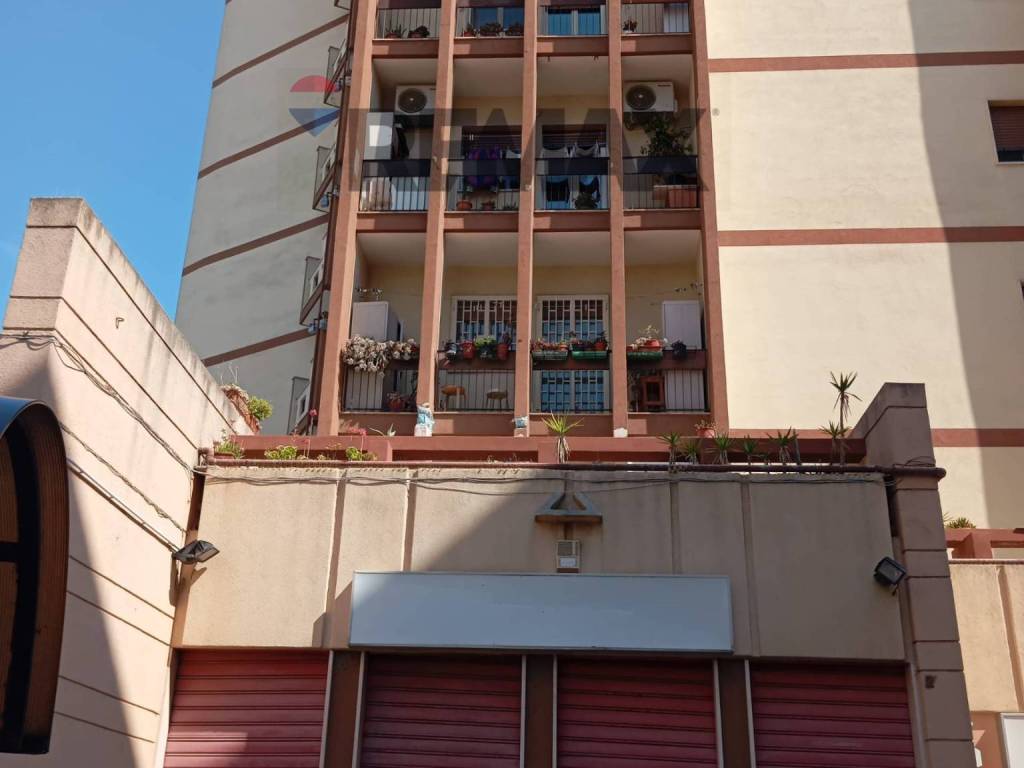 negozio in vendita a Bari in zona Picone