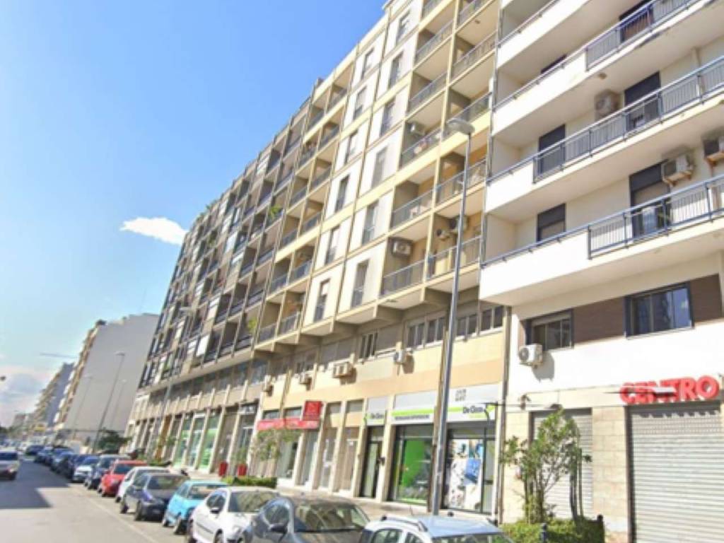 negozio in vendita a Bari in zona Carrassi