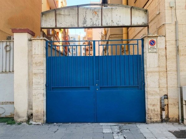 locale commerciale in vendita a Bari in zona Picone