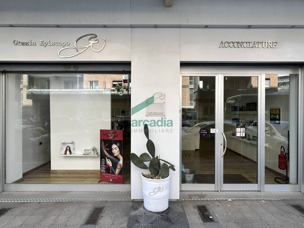 negozio in vendita a Bari in zona Picone