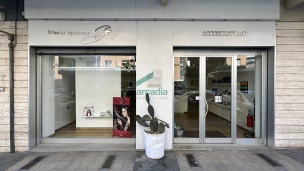 negozio in vendita a Bari in zona Picone