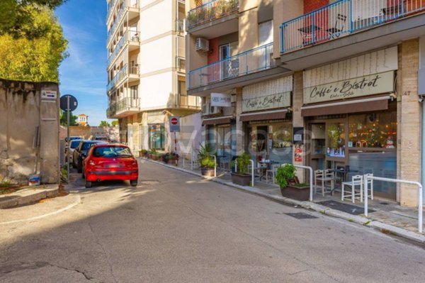 negozio in vendita a Bari in zona Picone