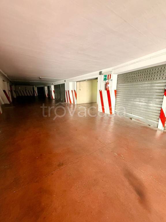 locale di sgombero in vendita a Bari in zona Carrassi