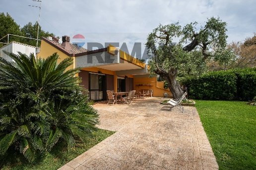 casa indipendente in vendita a Bari in zona Libertà
