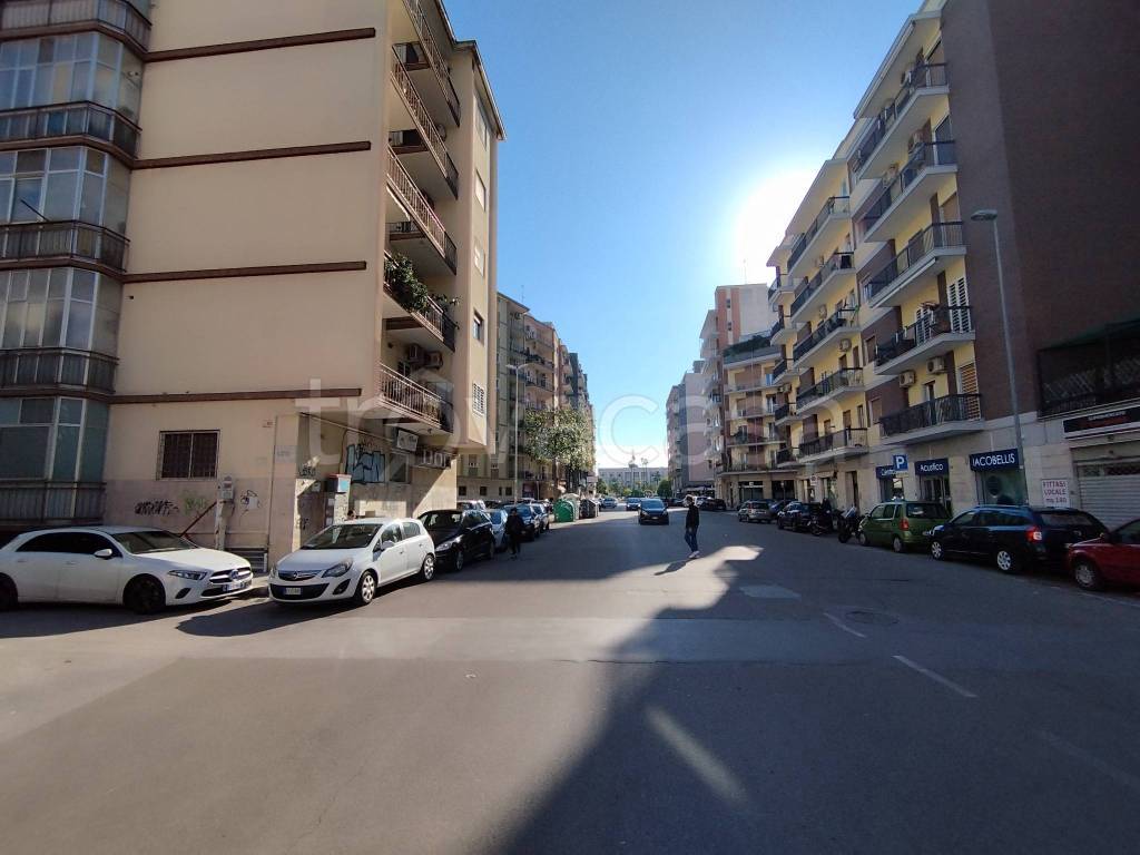 locale di sgombero in vendita a Bari in zona Picone