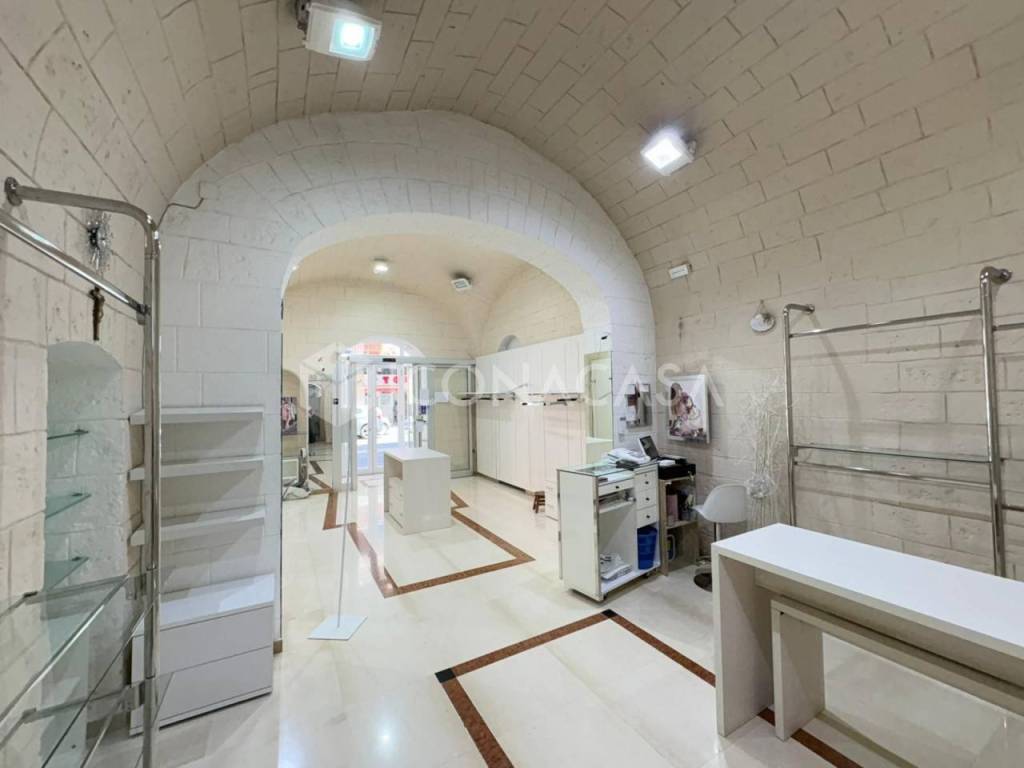 negozio in vendita a Bari in zona Libertà
