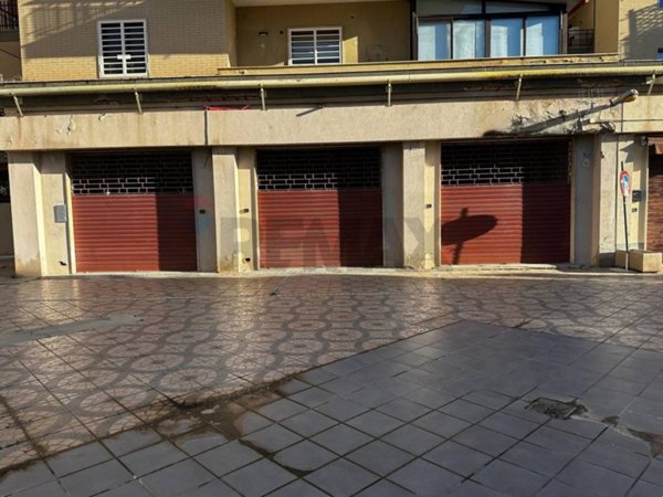 negozio in vendita a Bari in zona Picone