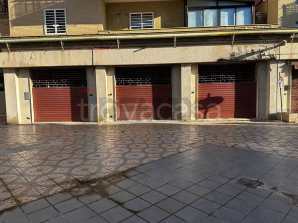 negozio in vendita a Bari in zona Picone