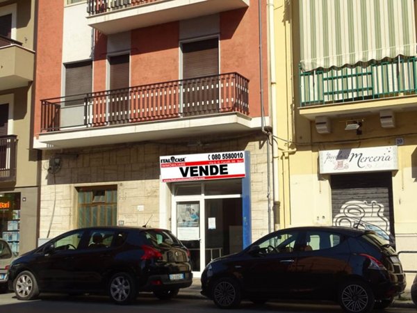 negozio in vendita a Bari in zona Carrassi