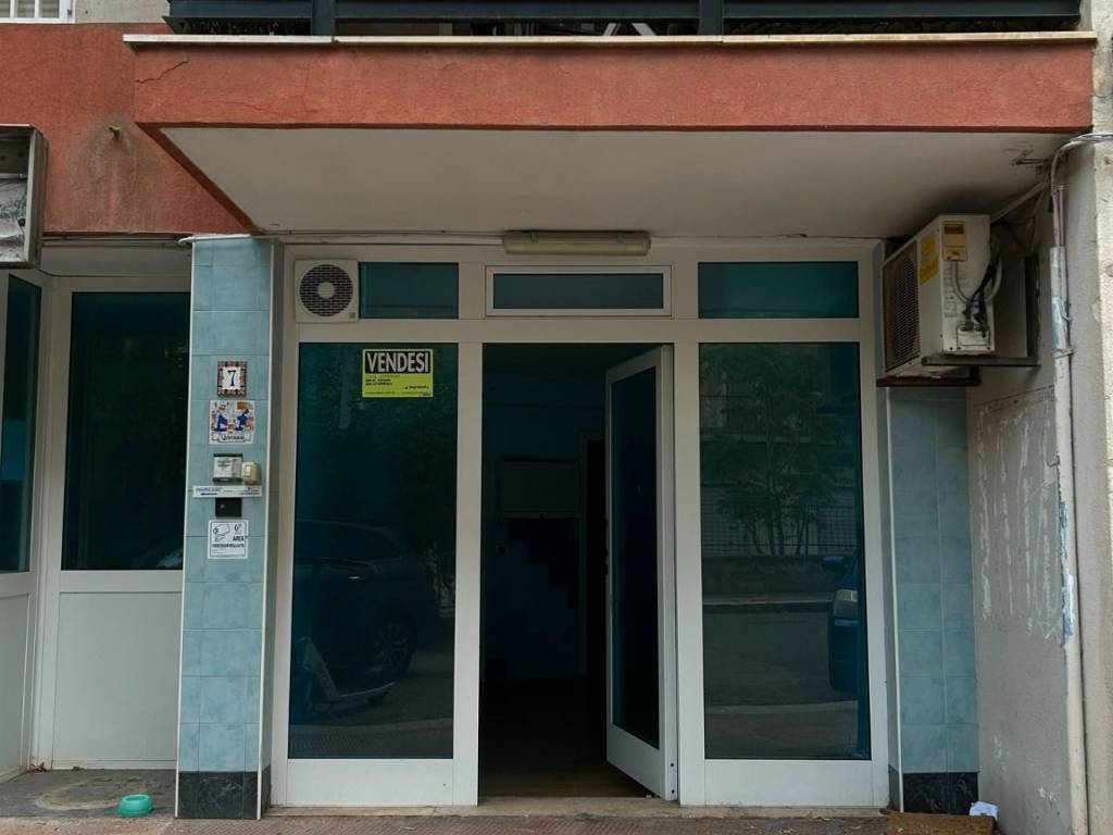 negozio in vendita a Bari in zona Poggiofranco