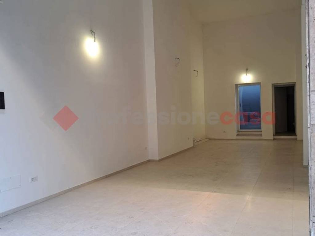 negozio in vendita a Bari in zona Mungivacca