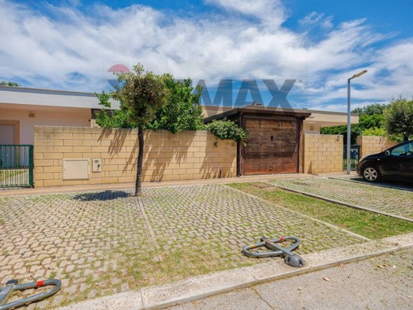casa indipendente in vendita a Bari in zona Torre a Mare