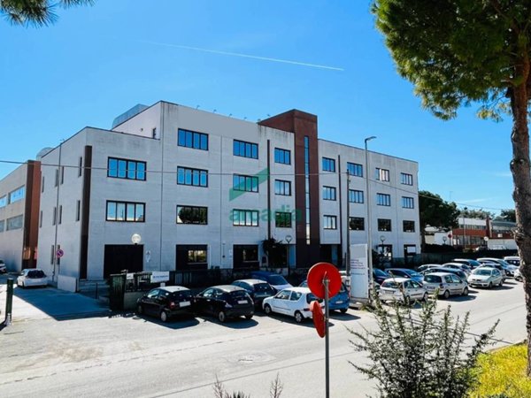 ufficio in vendita a Bari in zona Zona Industriale