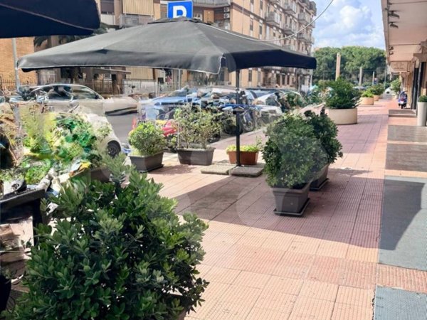 negozio in vendita a Bari in zona Mungivacca