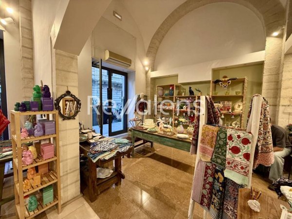 negozio in vendita a Bari in zona Murat