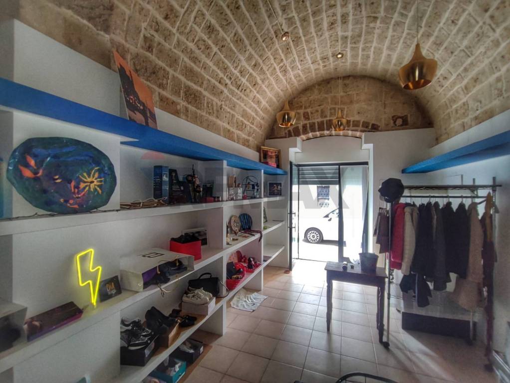 negozio in vendita a Bari in zona Murat