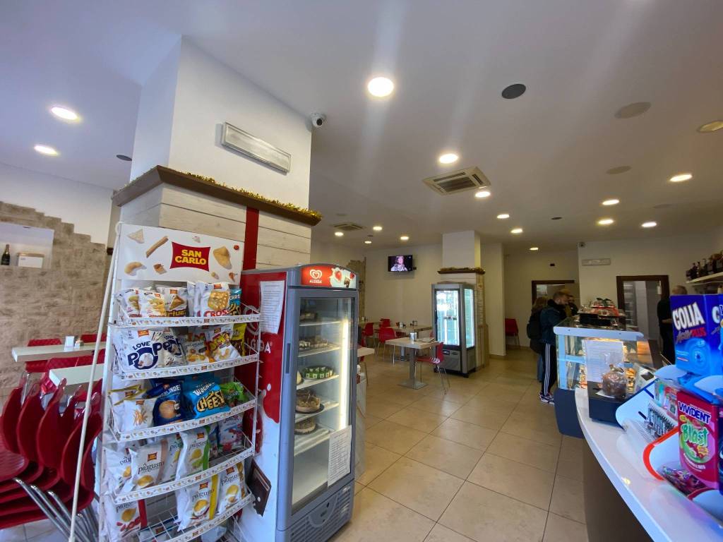 negozio in vendita a Bari in zona Poggiofranco